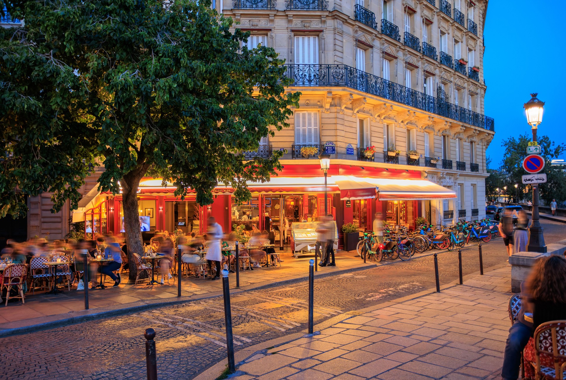 Sidewalk cafe in Paris at night